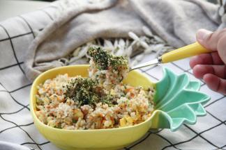 开吃之前撒包海苔香松，拌着吃！鲜香十足的葱花蛋炒饭，还混有海苔的味道哦！