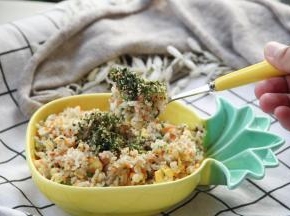 开吃之前撒包海苔香松，拌着吃！鲜香十足的葱花蛋炒饭，还混有海苔的味道哦！