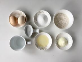 准备好食材，牛奶可以用现成的纯牛奶，也可以用奶粉冲调；把鸡蛋的蛋清和蛋黄分离，放蛋清的盆必须无水无油