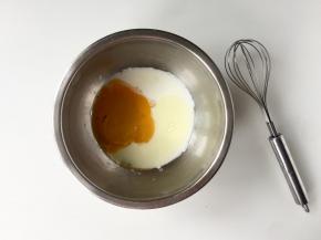 把蛋黄、牛奶、玉米油混合均匀，搅拌至无水油分离的乳化状态。