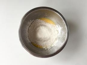 在蛋黄液中筛入低筋面粉。