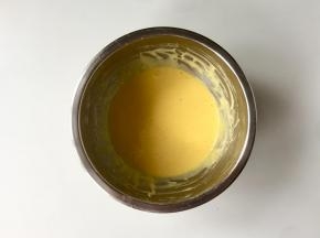 用“Z”字或“一”字的手法把面糊搅拌成无颗粒的顺滑滴落状态。