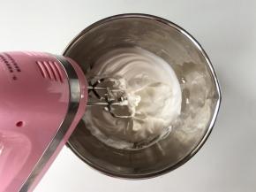 蛋清中一次性加入细砂糖，滴入白醋或柠檬汁，用电动打蛋器把蛋清打至湿性发泡，即提起打蛋头，蛋清成大弯钩的状态。