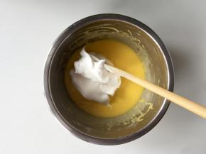 取1/3的蛋清与蛋黄糊混合均匀，用切拌的手法，防止消泡。