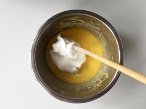 取1/3的蛋清与蛋黄糊混合均匀，用切拌的手法，防止消泡。
