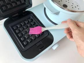 东菱三明治早餐机换上华夫饼盘，刷上一层油，预热2分钟。