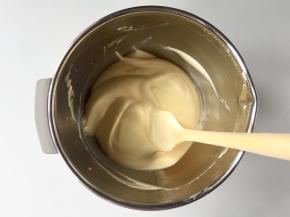 松饼糊倒入蛋白盆中，与剩下的蛋白用切拌或翻拌的手法混合均匀，面糊是很蓬松的状态。