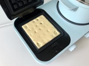 然后把面糊舀入华夫饼盘，如果担心不好操作，可以把面糊装进裱花袋，底部剪一个口，把面糊挤到华夫饼盘里。