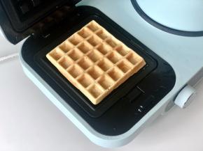 烤好啦！同样的方法把剩下的面糊烤完，第二盘开始可以适当减少烘烤的时间，避免上色过度，5分钟左右，中途可以打开看看上色情况，不要烤太焦了哦。