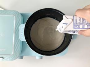 烤华夫饼的同时，可以用煮锅来煮热可可。先把牛奶倒入锅中。