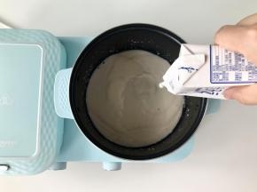 烤华夫饼的同时，可以用煮锅来煮热可可。先把牛奶倒入锅中。