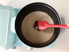 牛奶烧热，加入巧克力搅拌。