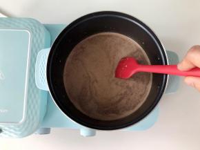 巧克力融化即可，全程保持中档火力即可，然后倒入玻璃杯。