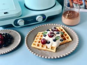 煎好的华夫饼叠好，倒上稠质酸奶，放上樱桃和蓝莓，用薄荷叶点缀，最后筛上糖霜即可。