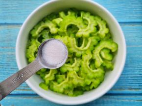 苦瓜加一勺盐腌制15分钟倒出水分。