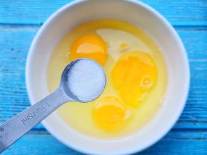 鸡蛋加一勺盐。