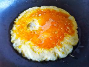 锅里倒入食用油，随后倒入蛋液煎至凝固，不要炒太老，翻炒至8分熟即可捞出备用。