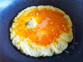 锅里倒入食用油，随后倒入蛋液煎至凝固，不要炒太老，翻炒至8分熟即可捞出备用。