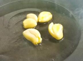 爆香大蒜。