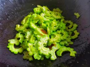 倒入苦瓜翻炒至变色。