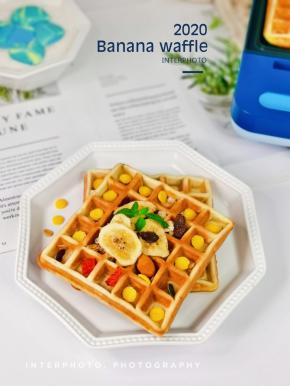 装盘撒上即食麦片，几片香蕉片。