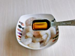 利用这时间腌制虾仁，虾仁洗干净，加入料酒。