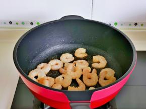 过中刷少许橄榄油，加入腌制好的虾仁，小伙煸炒。