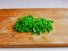 生菜泡盐水，淋干水分后再切丝。