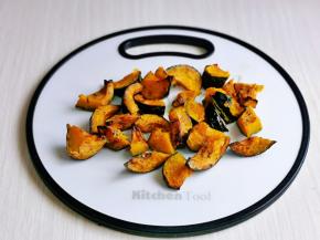 这时南瓜也烤好啦，取出切小块。