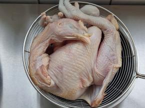 这次准备的是小笨鸡，清洗干净，剪掉指甲，控干水分，用牙签在鸡身上戳一些小眼儿，方便入味。