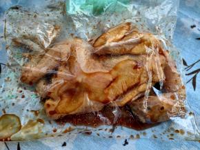 把小笨鸡放入密实袋，加入蚝油、原汁酱油、料酒、盐、细砂糖、姜片，揉搓均匀。