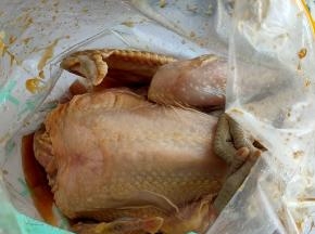 腌渍过程中，适当多取出几次，给鸡全身***几下，隔天取出腌渍入味的小笨鸡，把柠檬片扔掉。
