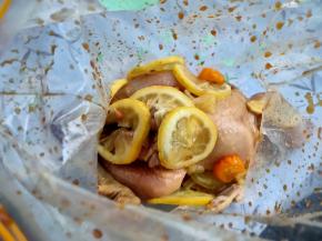 接着再打开袋子，放入蜂蜜柠檬，挤出空气，封口冷藏腌渍隔夜。