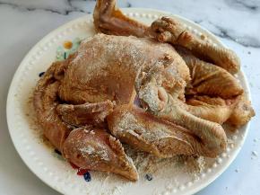 给小笨鸡全身裹上一层薄薄的炸鸡粉。