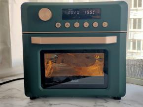 放入空气炸烤箱内，选择旋转功能，180度20分钟。