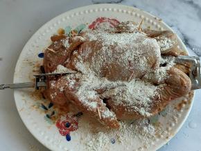 把小笨鸡固定在转叉上，鸡爪塞进鸡肚子内，鸡翅膀用牙签固定住，尽量把整只鸡紧凑一点，牙签提前用水浸泡一下。