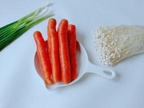 准备金针菇与胡萝卜。