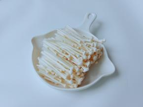 金针菇清洗干净，把前面影响口感的切除。