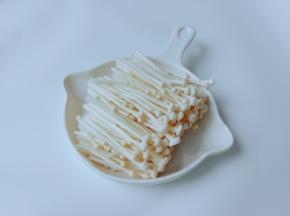 金针菇清洗干净，把前面影响口感的切除。