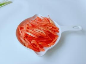 胡萝卜削皮切薄片再叠起来切成丝。