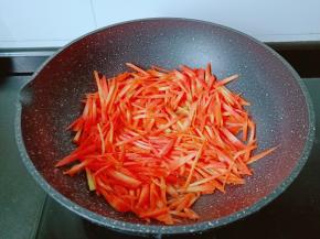 热锅热油下胡萝卜丝翻炒至微软。