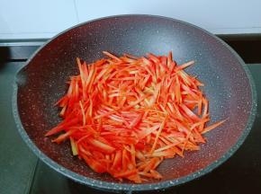 热锅热油下胡萝卜丝翻炒至微软。