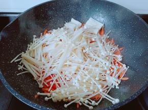 加金针菇翻炒均匀。