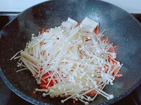 加金针菇翻炒均匀。