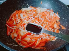 加一点生抽炒均匀至入味。