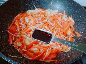 加一点生抽炒均匀至入味。