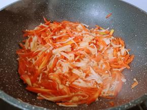 将调味料翻炒均匀。