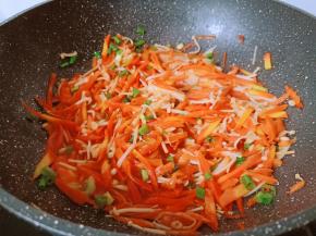 撒点葱花就可以盛盘。