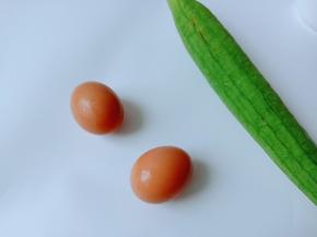 这是老家采摘来的丝瓜，肉质鲜嫩，不要买老了的丝瓜来做。