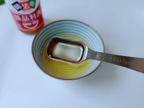 鸡蛋一个打入到碗里，加一勺料酒不仅去腥，炒好的鸡蛋更加地蓬松。